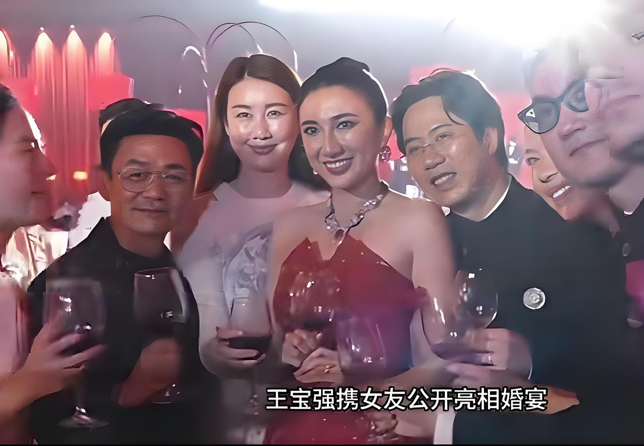 7月6日，王宝强陪女友冯清现身青岛婚礼，排场堪比豪门盛宴！有好多网友好奇：这样顶