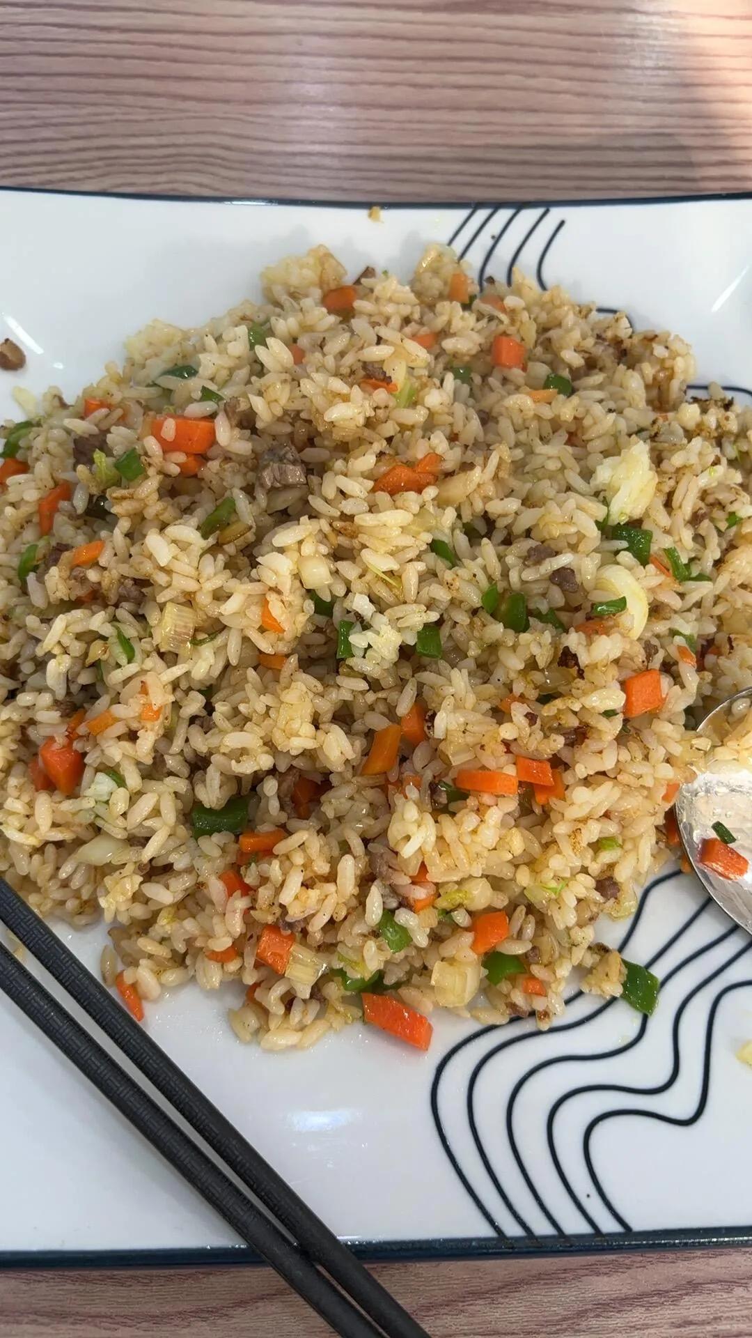 为什么大家对兰州拉面的容忍度那么高？这是牛肉炒饭，我震惊了，牛肉夹都夹不起来