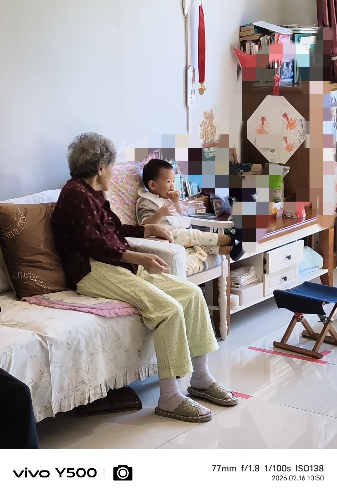 外甥媳妇和外甥小两口抱着两岁的孩子来太姥姥家拜年吃饭，小孩子看见人多并且大家都上