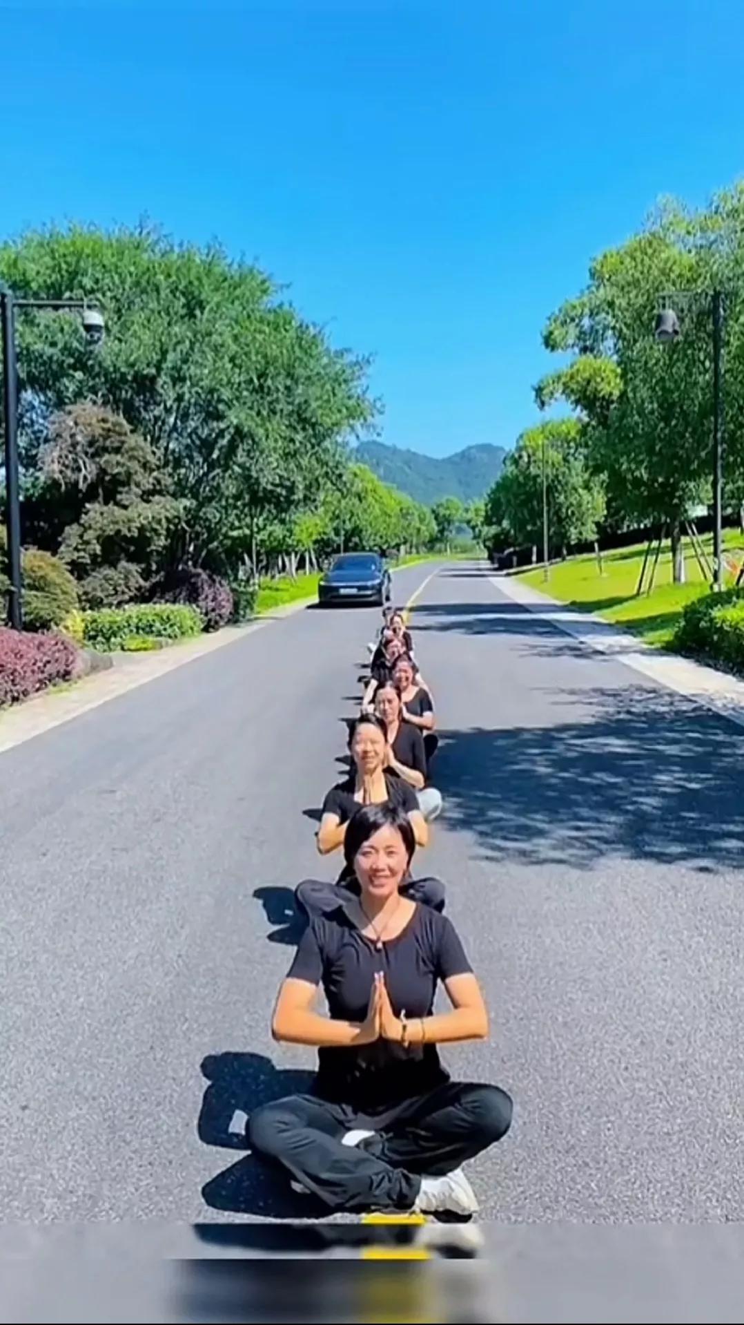 比“暴走团”更让人气愤的来了，这次直接坐在马路中间表演千手观音了。自己把这样的视