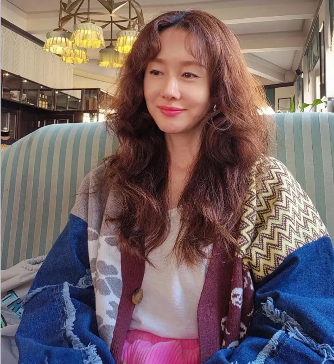 55岁演员金智秀25年秋冬日常穿搭街拍街拍穿搭明星街拍明星穿搭韩国街拍