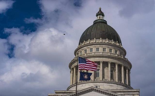 全世界没料到，美国动作真快，没踩中东坑，反而一招洗空30万亿债美国国债总额已突