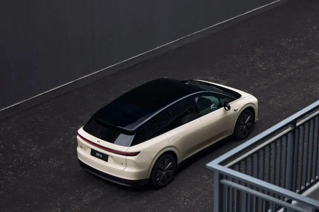 理想i6不拼奶爸拼“儿子”互联网从不缺“打脸名场面”。 去年，李想还在微博