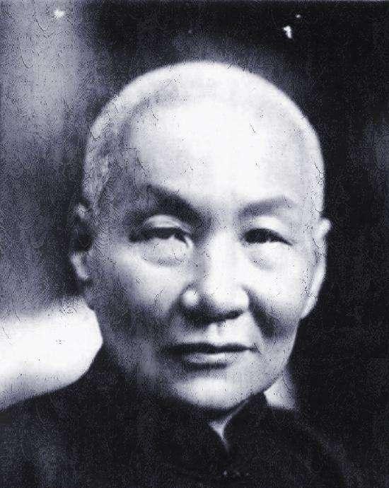 1940年，张啸林在家中会见汉奸，楼下却传来了吵闹声，张啸林冲到窗前呵斥道：“吵