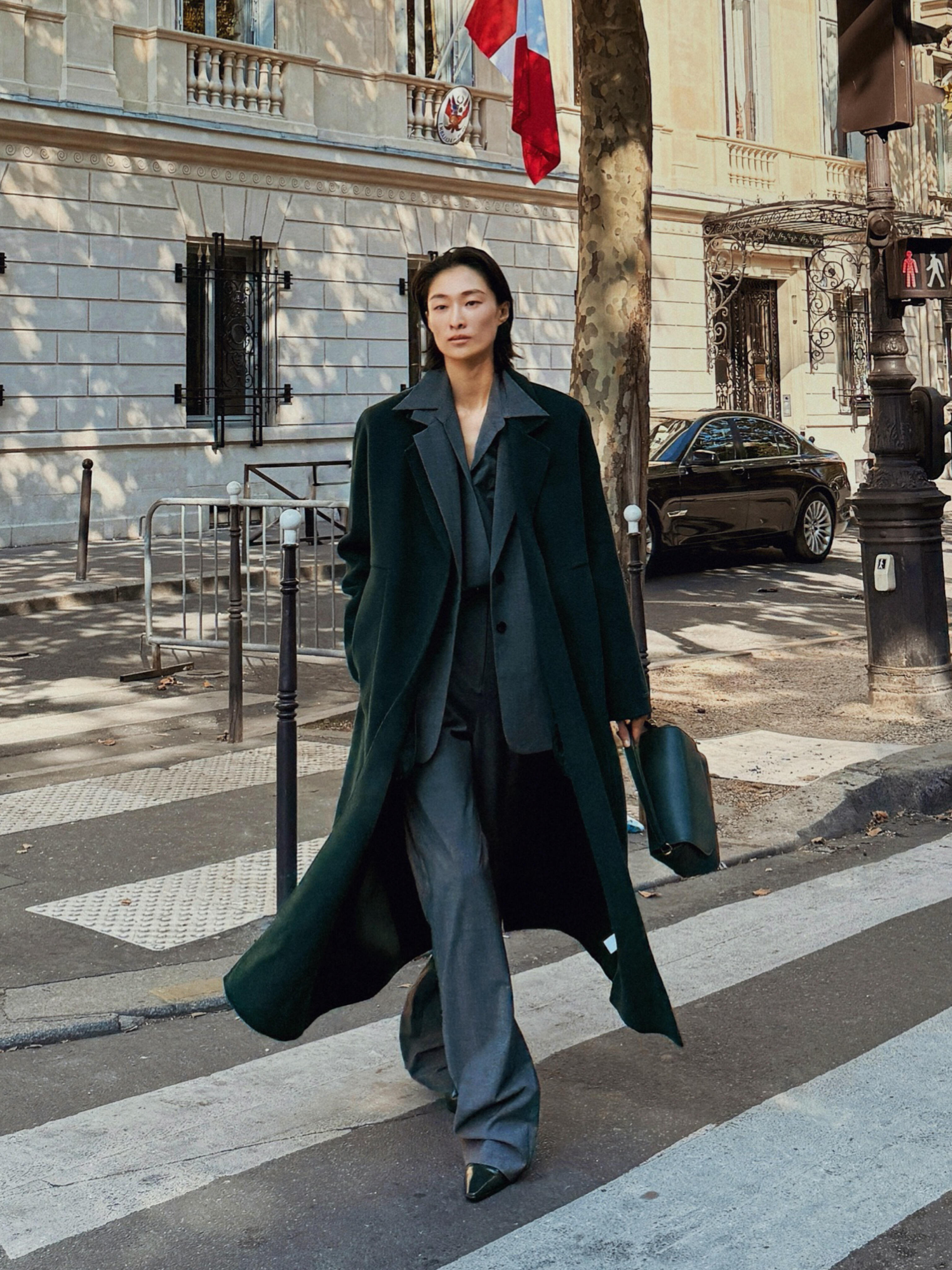 风格大赏都市户外风汪曲攸这组巴黎街拍把“高智极简风”焊在身上了。深墨绿长大衣+灰