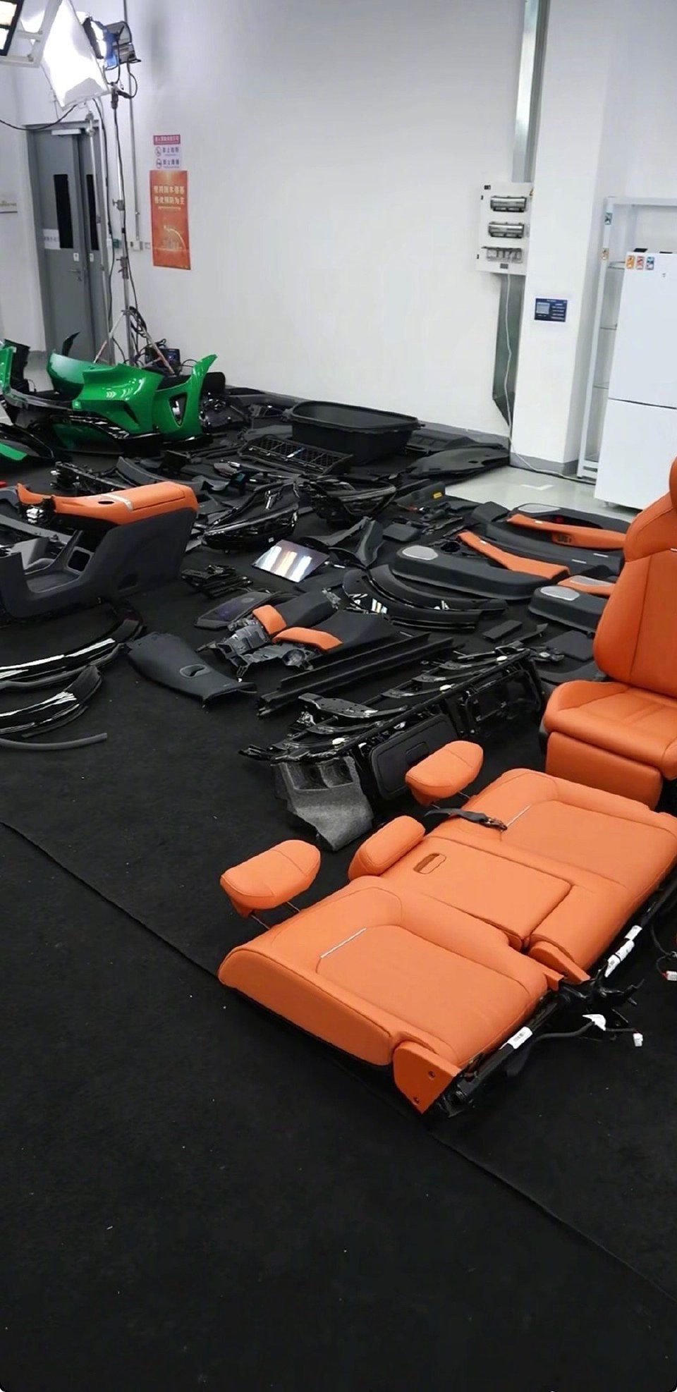 在汽车行业营销套路层出不穷的当下，小米YU7这场直播拆车堪称一股清流，更透着一股