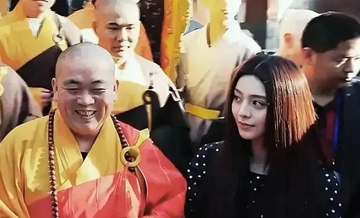 看来释永信还是挺有吸引力的，这么多美女都要和他拍照合影留念