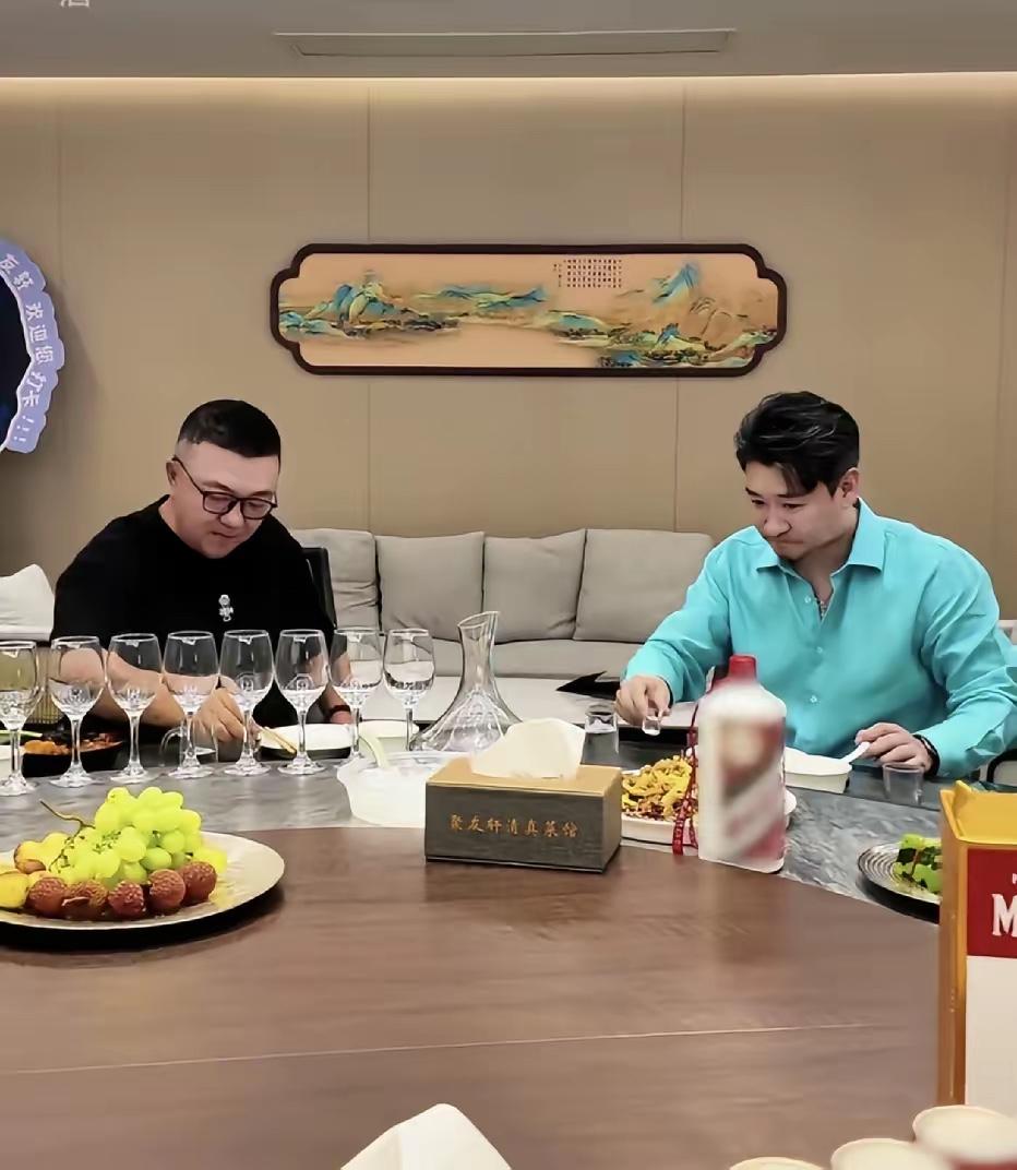 近日，著名相声演员、听云轩班主曹云金用十几万一瓶80年的茅台招待朋友董路，由此引