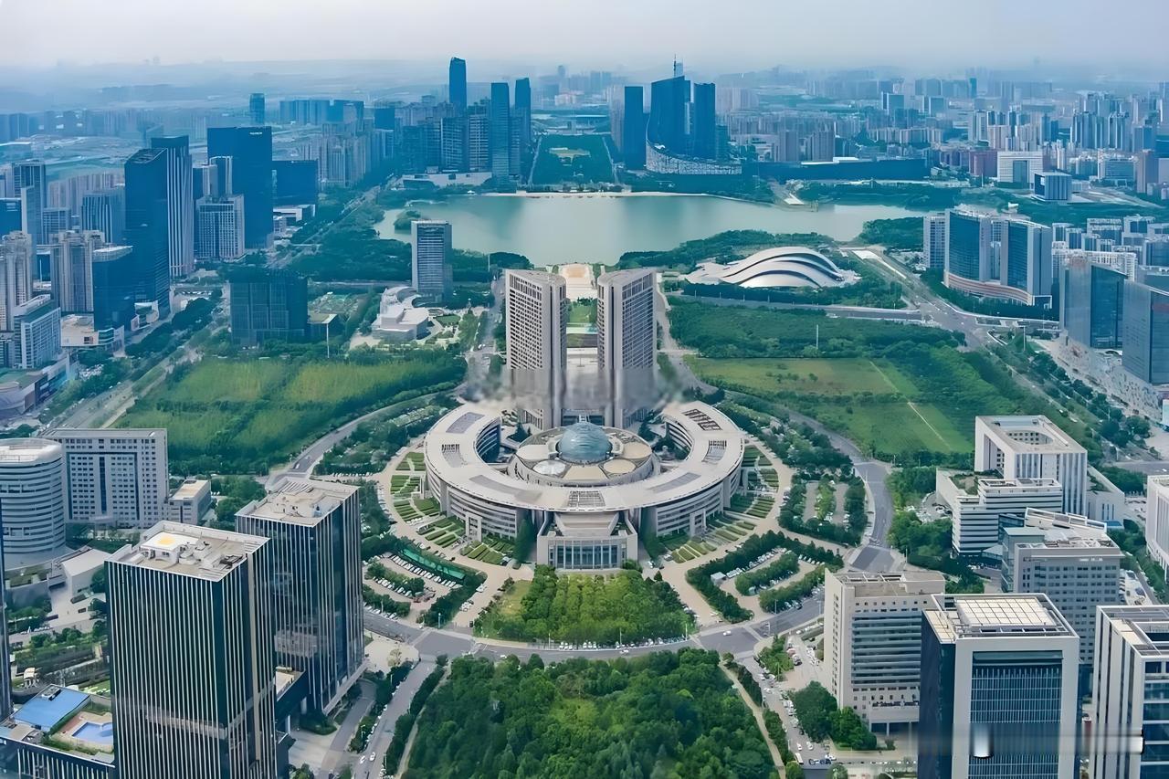 远远望去，合肥市政府的“双子”大楼像一本打开的书，设计理念非常新颖、构思精巧，完