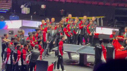 好细节，国乒大合照时，男队有小队员去前面举国旗了。还缺几个队员要去前面站队，乒协