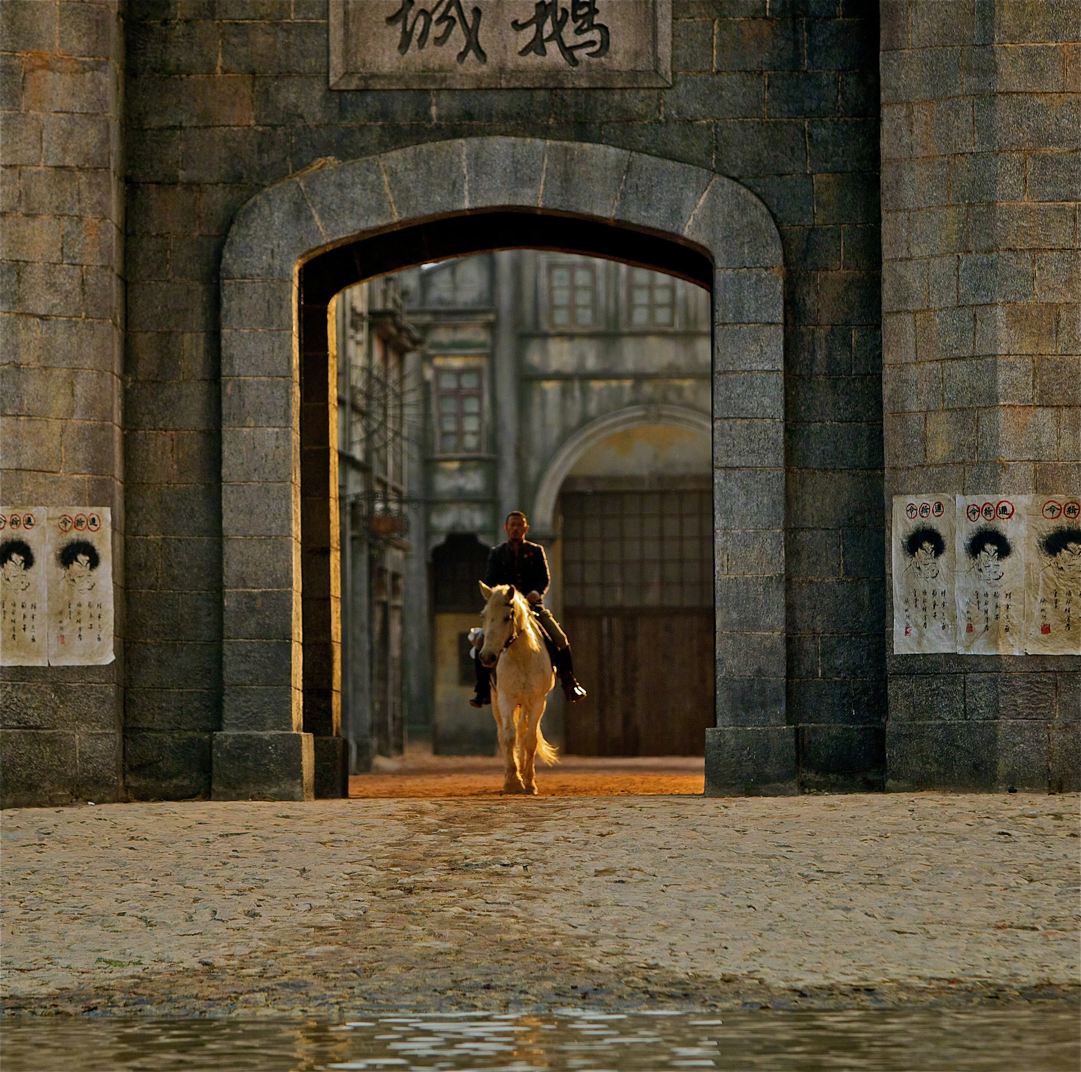 姜文发了一张《让子弹飞》从未曝光的剧照