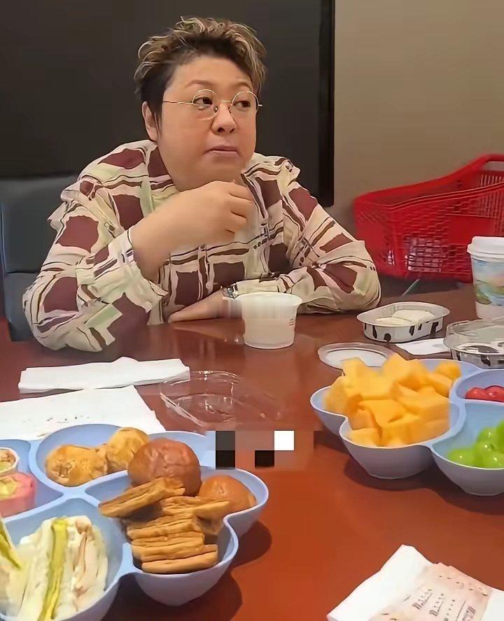 韩红吃老北京糕点喝酸奶​​​