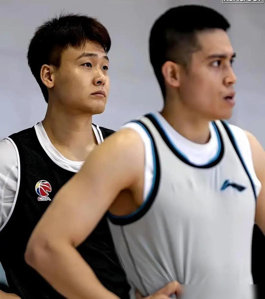 两个顶级后卫，在更衣室谁也不看谁。陈盈骏坐这边，赵睿坐对角，空气安静得能听见战术