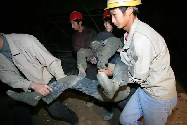 年轻人命丧电葫芦！升降机，又名电葫芦，吊车，由电动机，减速器，滚子，钢丝绳，吊