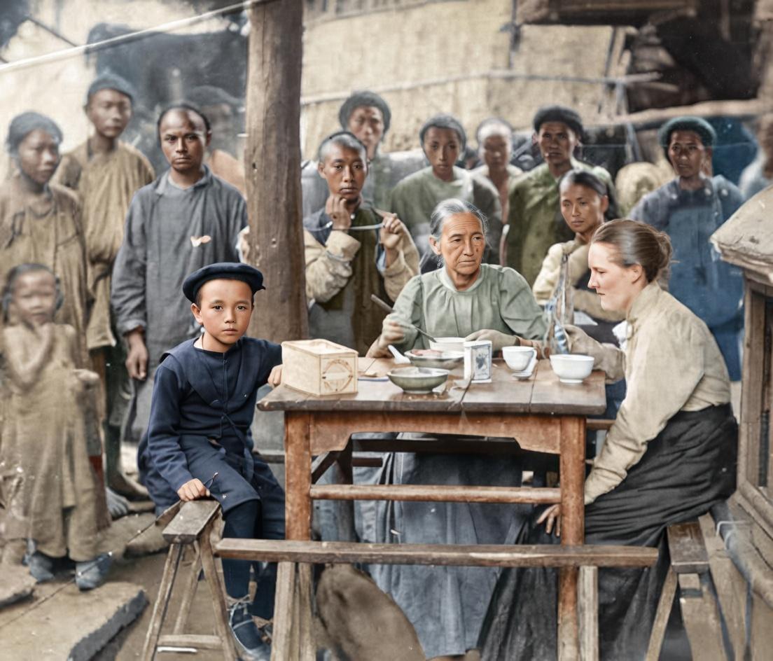 晚清时期的四川，一处简陋的户外场地，桌前的三名外国人是西方旅行者，他们正围坐在一