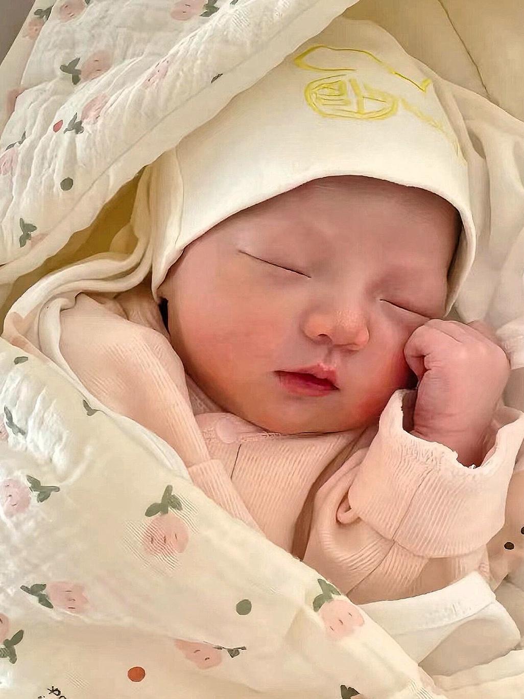 昨天我女儿顺利生了三胎，母子平安。这是我女儿的第三胎，第一胎是个女儿，婆婆家想要