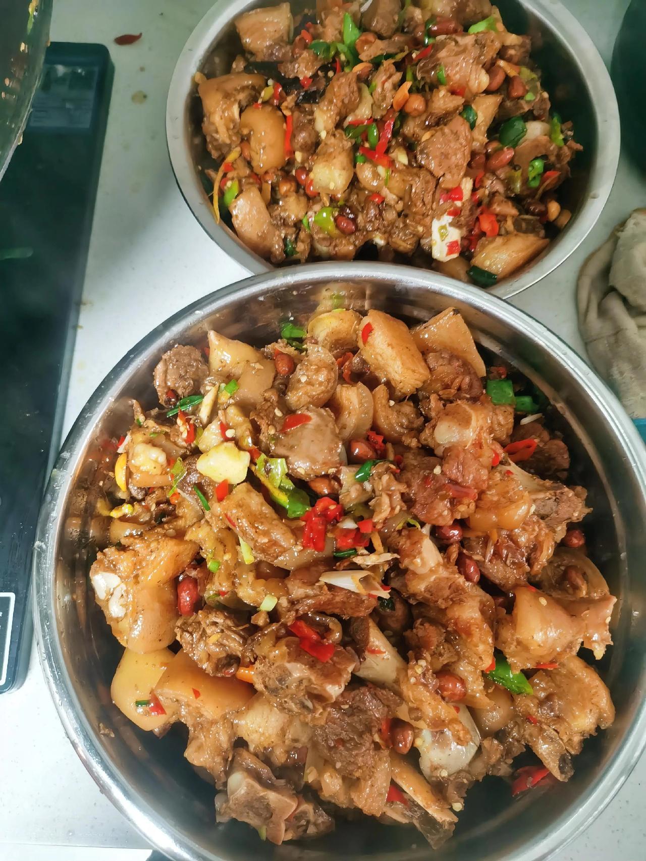 红烧猪脚素炒四季豆莲藕排骨汤。以前任何事情想得太复杂，心累身疲，现在想想