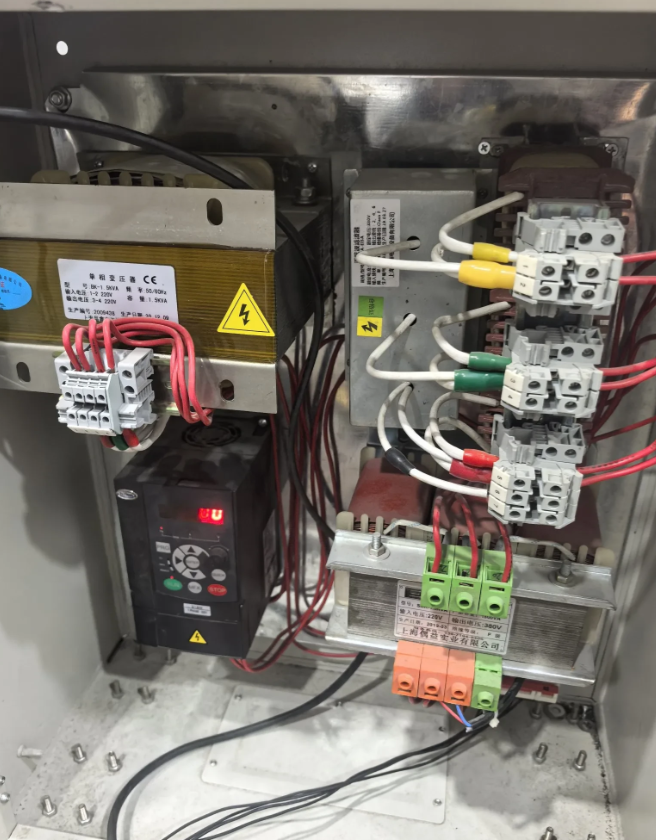 当年在小作坊时，没三相电，全靠这个自制220转380V，一晃几年过去，也算古董级
