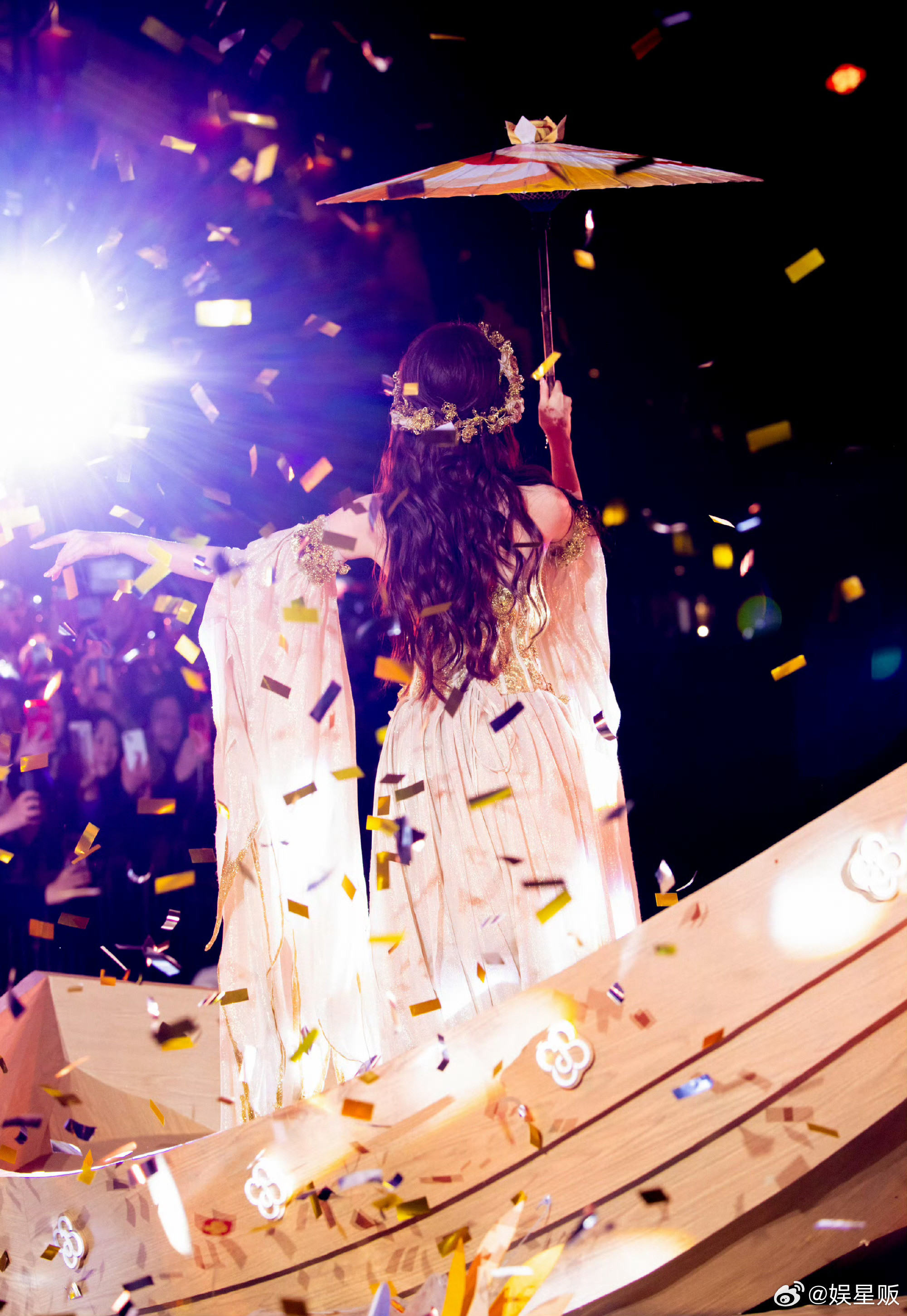 毛晓彤与非遗花丝裙适配度拉满当千年花丝遇上江南烟雨，毛晓彤在福州的花船上，完成了