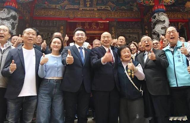 江启臣拚台中市长提名，韩国瑜陪同参拜，现场蓝营这位大佬振臂高喊“唯一支持”，而