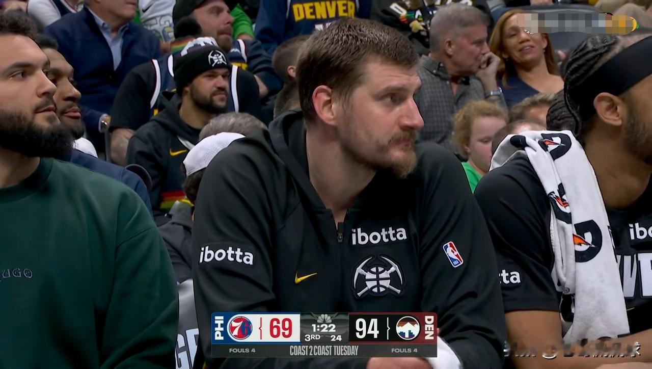 掘金巨星约基奇真是太懂人情世故了！在今天掘金主场以124：96大胜残阵76人的比