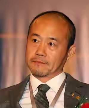 年轻时期的王石，眼神犀利，霸气侧漏。这个时候的王石，戴顶假发，岁月静好吧，也挺