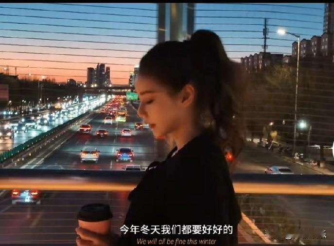 马筱梅在冬日里独自坐地铁表明自己的心态和强大。汪小菲在外出差工作，马筱梅一个人晒