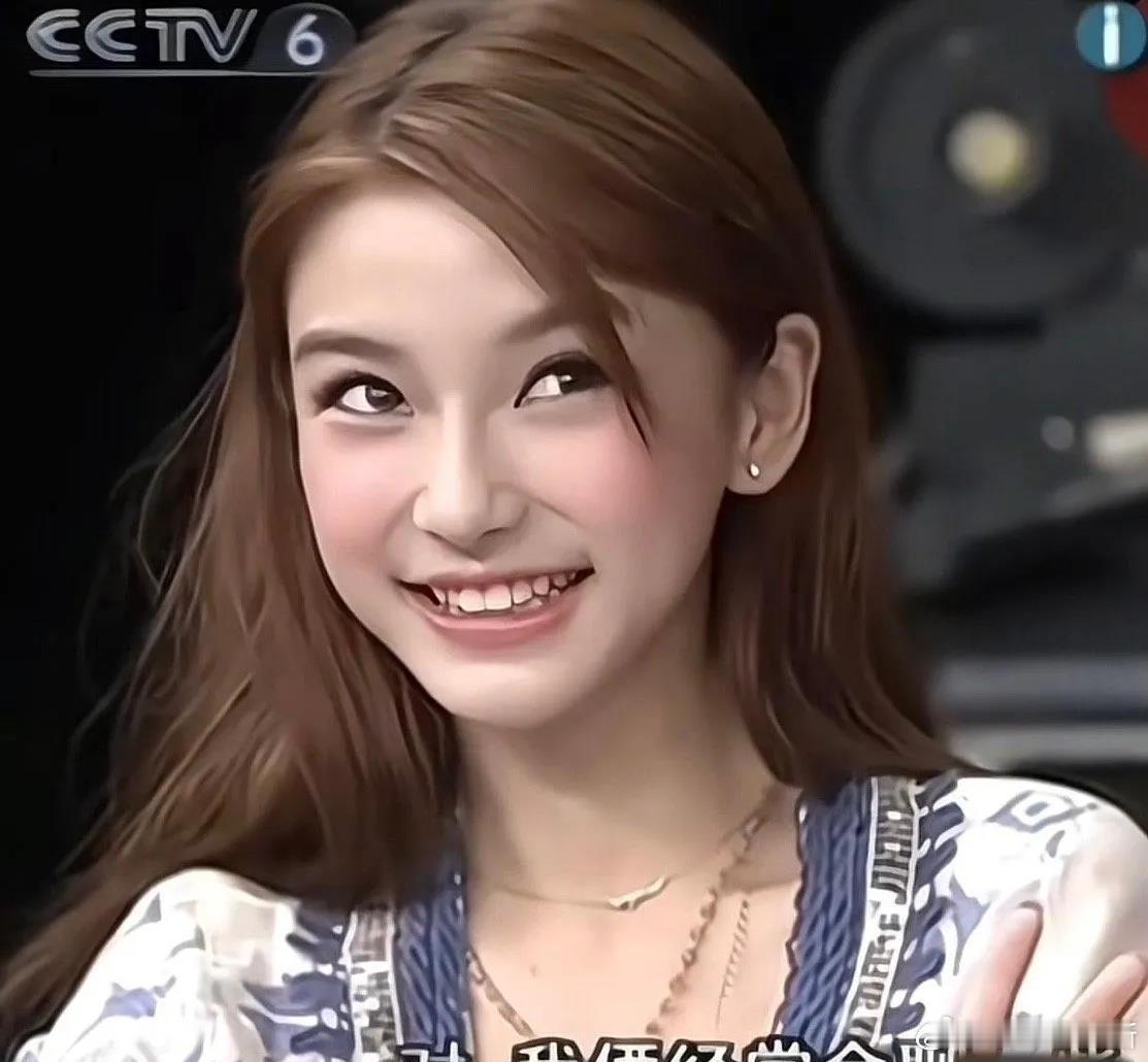 这个时候的杨颖，应该二十岁出头的样子吧！那时候她的颜，真的很绝，混血感也强，虽然