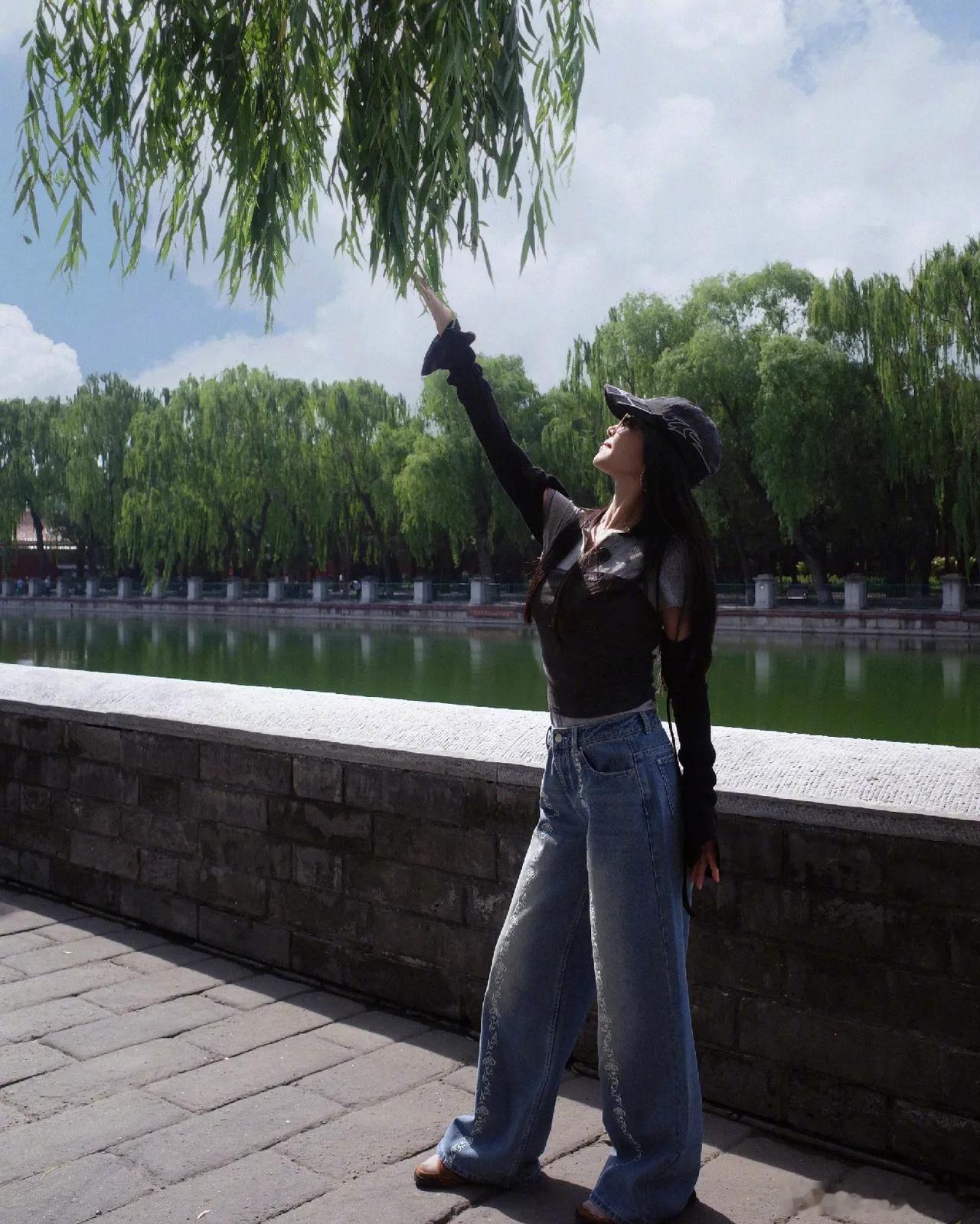 蔡依林现身北京游览故宫看起来心情不错！有一说一，她的状态，一直很好，活力满满，她