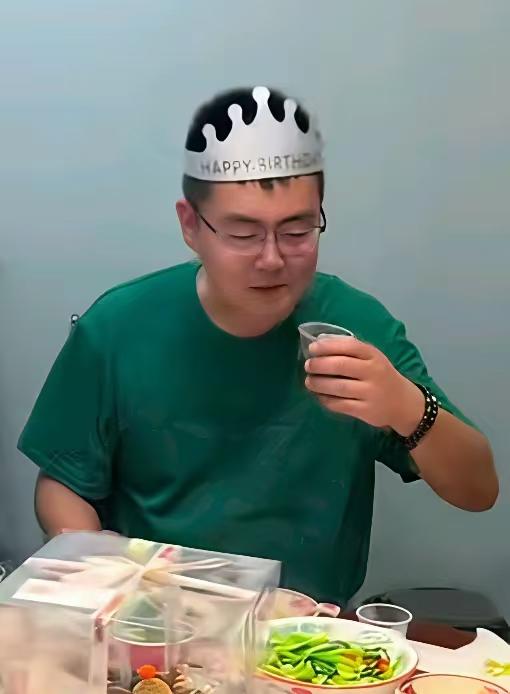 给V过个生日就对V的重视，对许姚的认可，这可是V的三大锤，卫生纸缠绕臉面換来人的