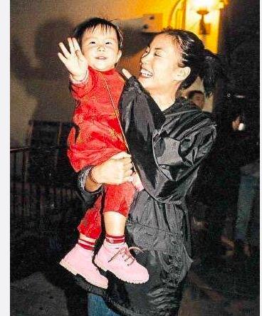 世间的妈妈都是一样的，看王菲窦靖童母女俩表情神同步，就知道啥叫做母女连心了。窦靖