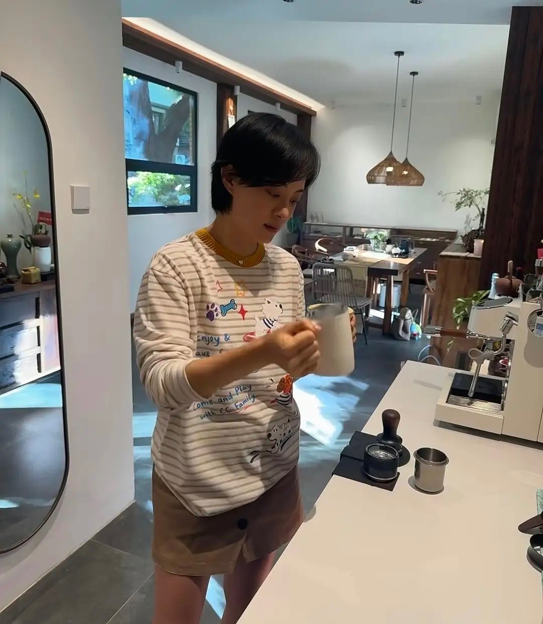 孙俪晒44岁生日照，她亲手为邓超冲咖啡喝，家里有咖啡机，厨房餐厅特别宽敞，装修是