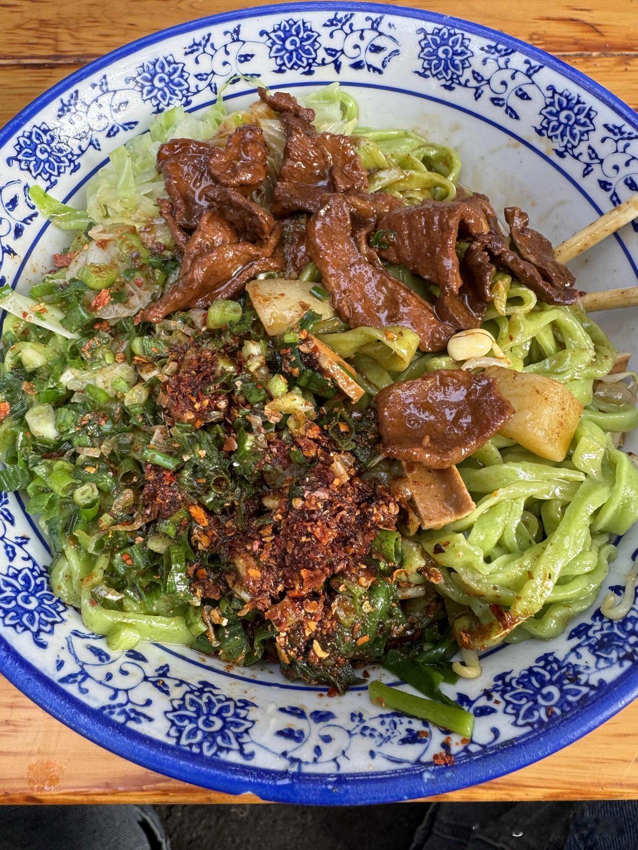 谁懂这碗面对陕西人的重要性，不管你离开家乡多久，走了多远，回来吃上这一碗面，一下