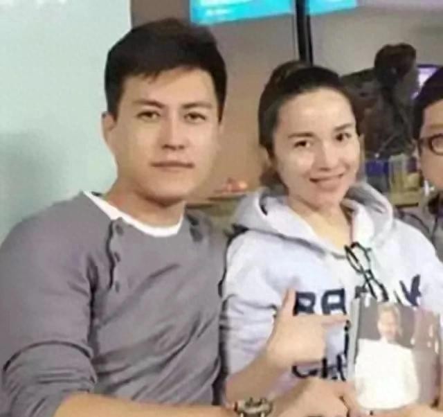靳东老婆真是漂亮，大方晒白发照毫无年龄焦虑，他们太有夫妻相了