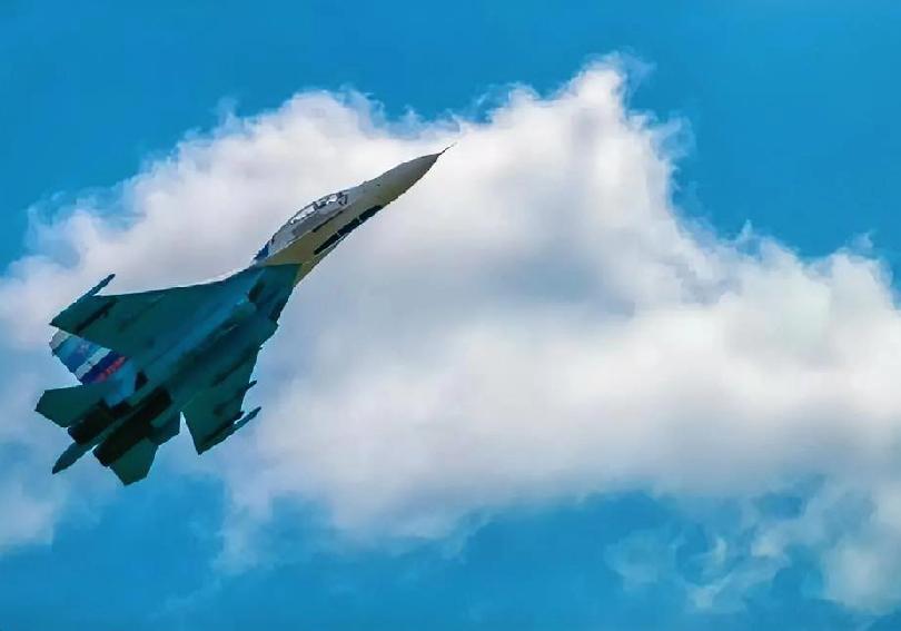 俄罗斯媒体报道，一名俄罗斯合同兵在摩尔曼斯克地区纵火焚烧军事装备和一架飞机。据