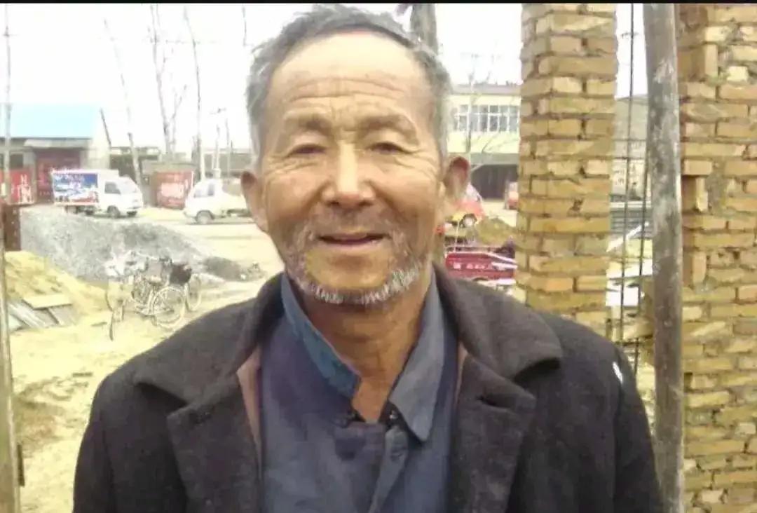 北京街头一名流浪汉因居无定所，被警察送进收容所，当流浪汉填写自己的信息时，警察看