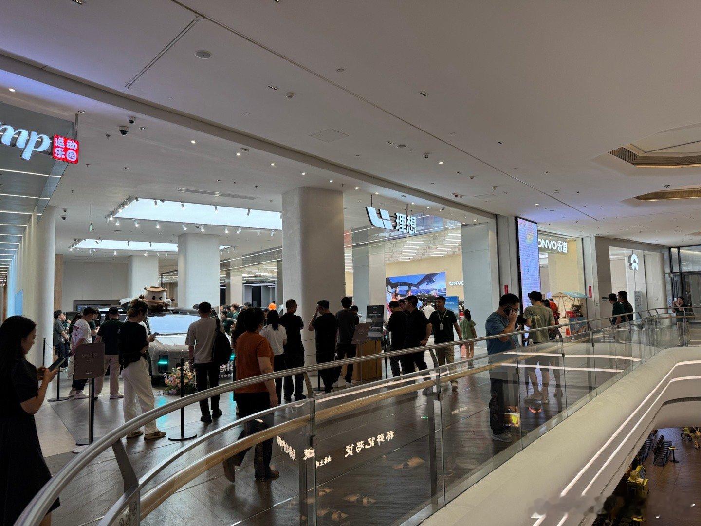 理想i8到店后，真的太火爆了！前几天隔壁的乐道热闹，今天轮到理想啦！最近大六座s
