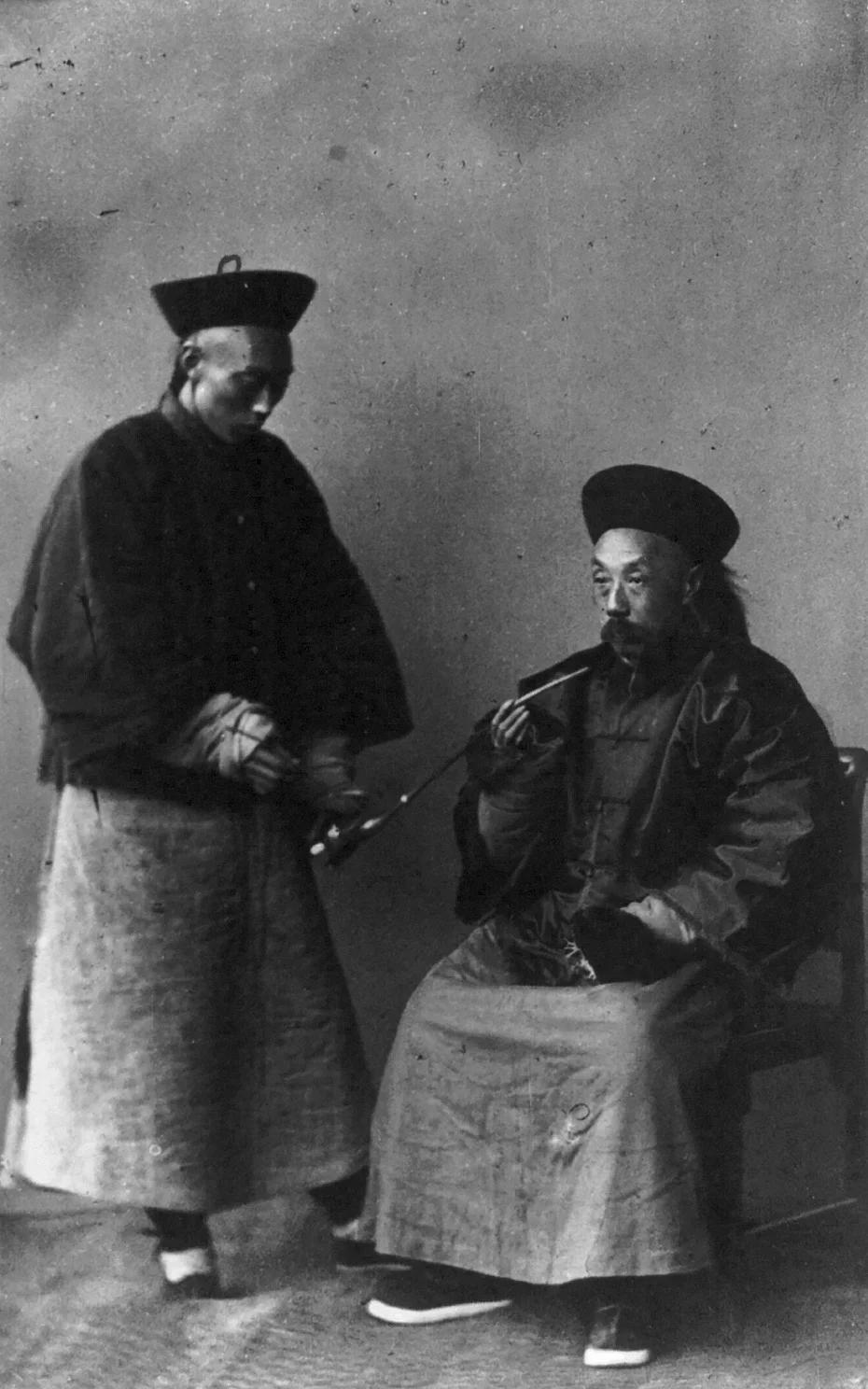 这是晚清上海道台（苏松太兵备道）与随身差役的肖像老照片，端坐的道台是彼时上海最高