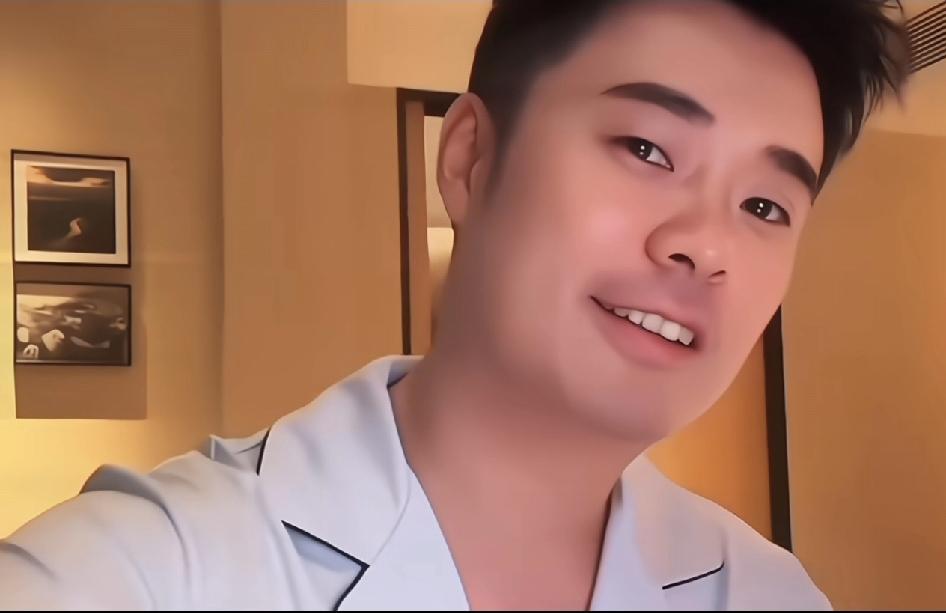 陈赫直播听到李晨被欺负一秒后眼眶含泪心疼他又怎会不知这种被欺负的感觉呢？曾