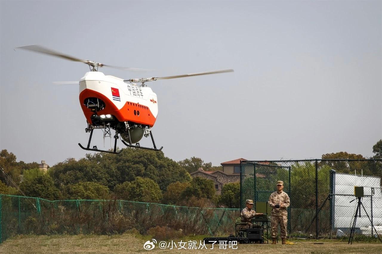 新奇的大玩具，海军防化团新装备了纵列双旋翼的无人直升机，看着机身上已经刷上了海军