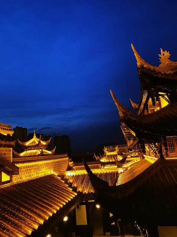 在这个快节奏、多元化的社会里，我们常常会遭遇形形色色的人和事。有些人热情奔放，有