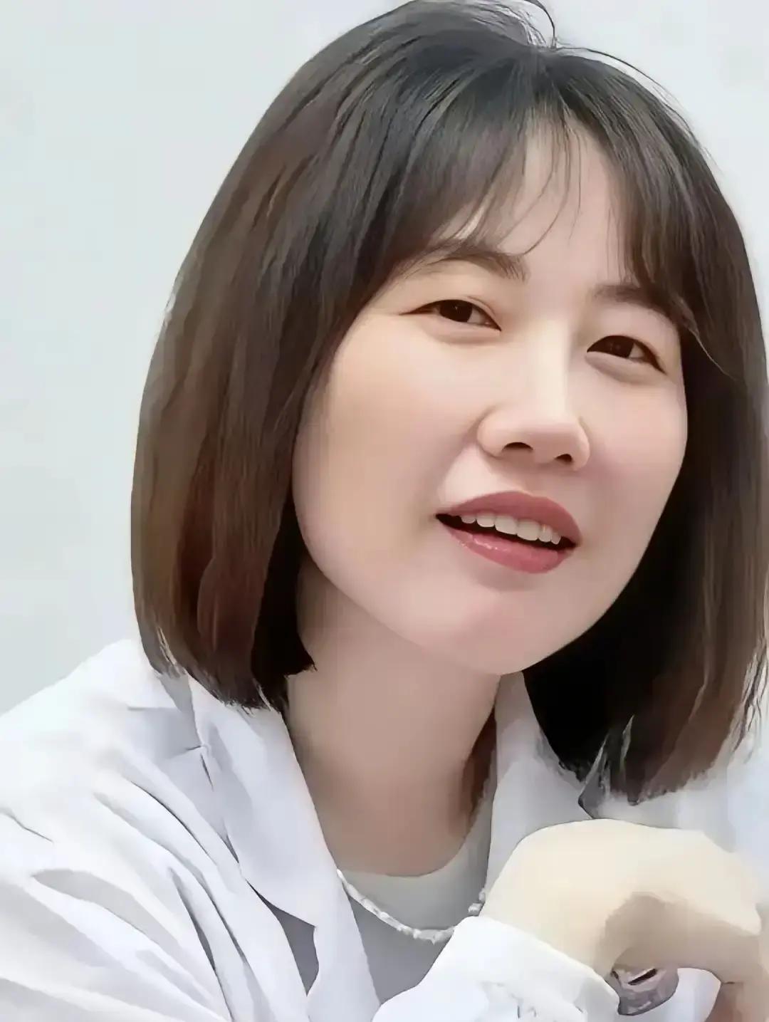 湖南那位长相惊艳、业务能力也不差的美女医生，和已婚副院长的那段往事，又被翻了出来