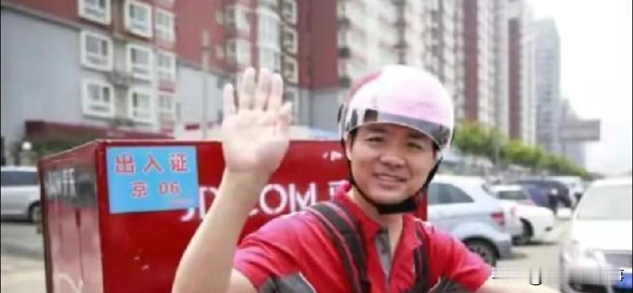 他是京东001号员工，名叫张奇，当年刘强东在中关村卖碟片的时候，张奇就是刘强东招