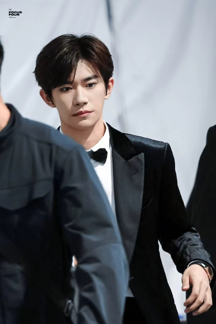 易烊千玺生图免检，易烊千玺黑丝绒西装好板正，谁懂这个千玺的生图真的满分优越感啊，