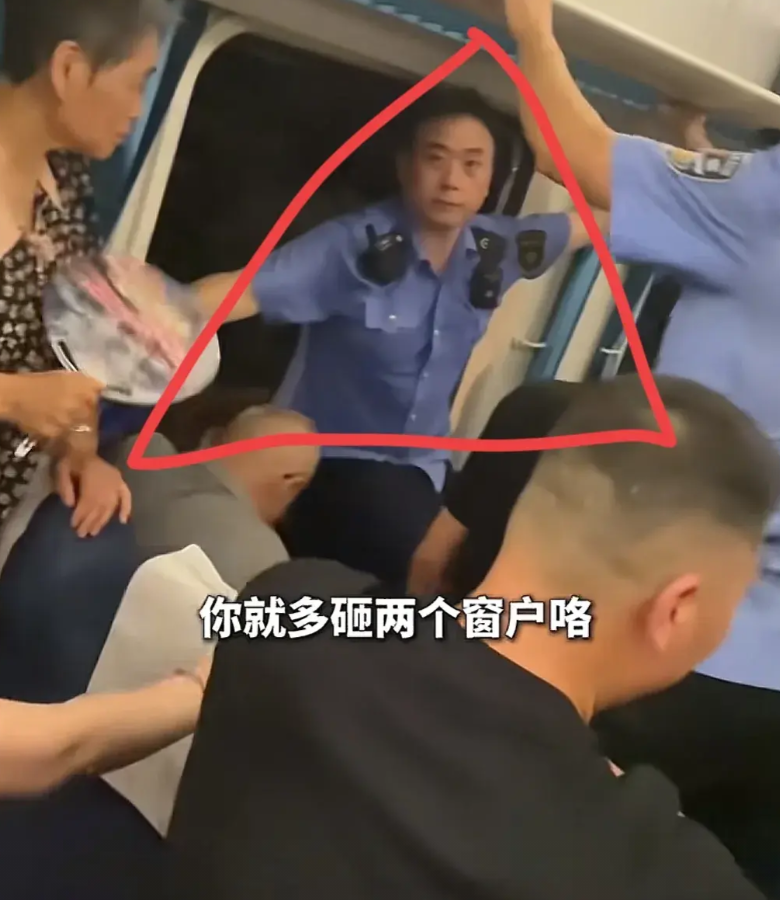 大家都说这个守规矩的乘务员。怪他太古板，和敲窗子的乘客形成鲜明的对比。温
