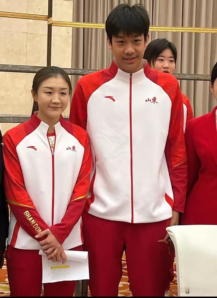 邓亚萍问陈梦:为什么叫你大梦？是你个子高吗？大梦说:我在山东人里面不算高。