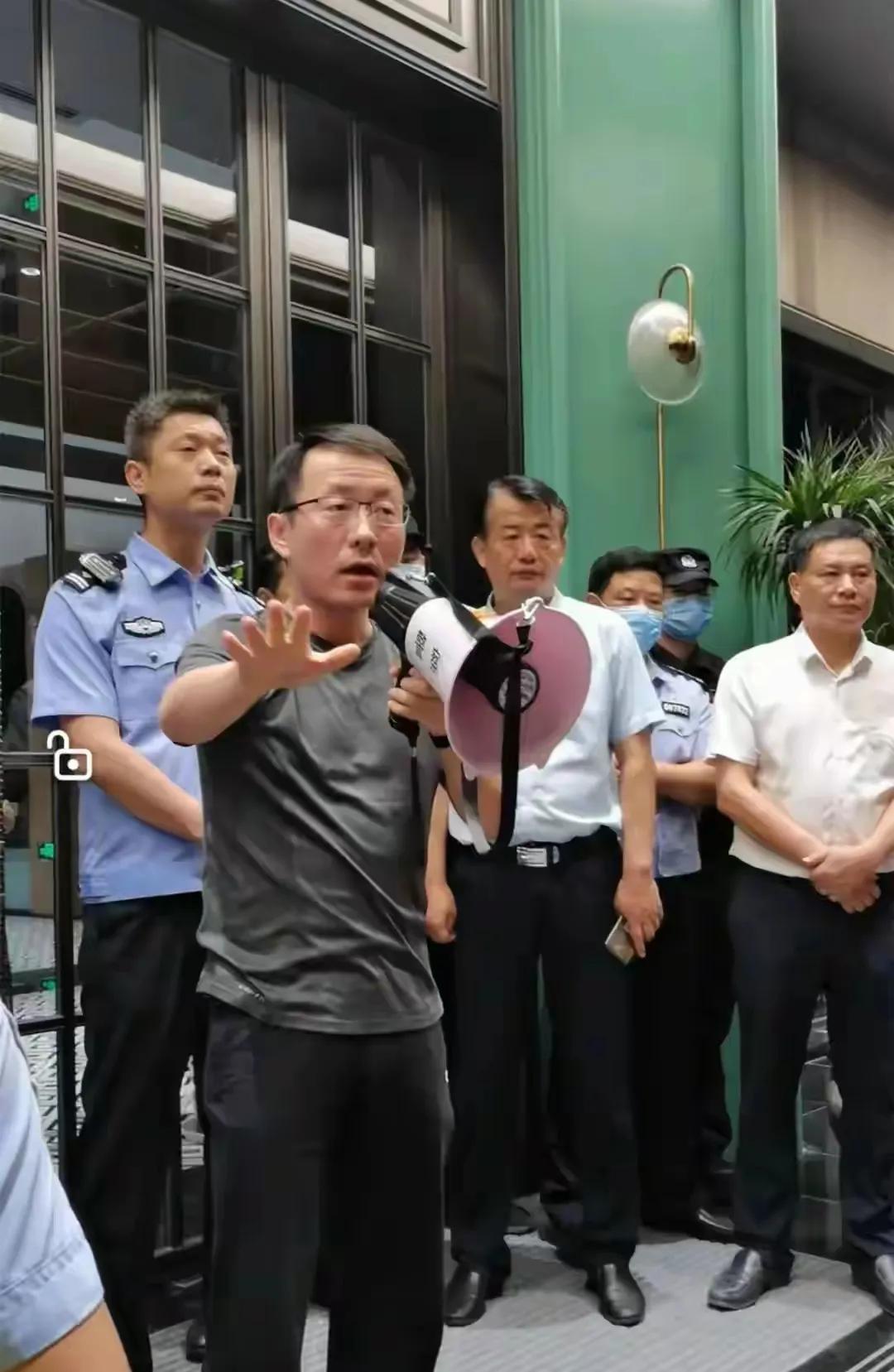关键时刻方显真功夫！今天就来给大家分享一件令人表彰的事儿。一位县委书记去城区开