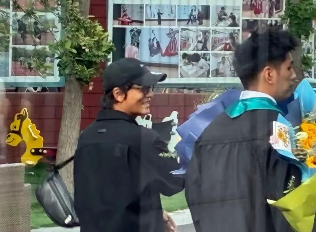 陈坤参加他侄儿的毕业典礼，叔侄俩站一起，侄儿比儿子眉眼更像陈坤。