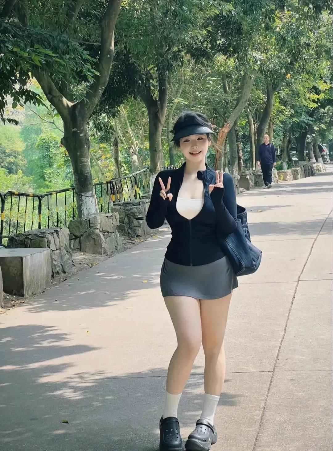微胖身材的美女，心态超级好。