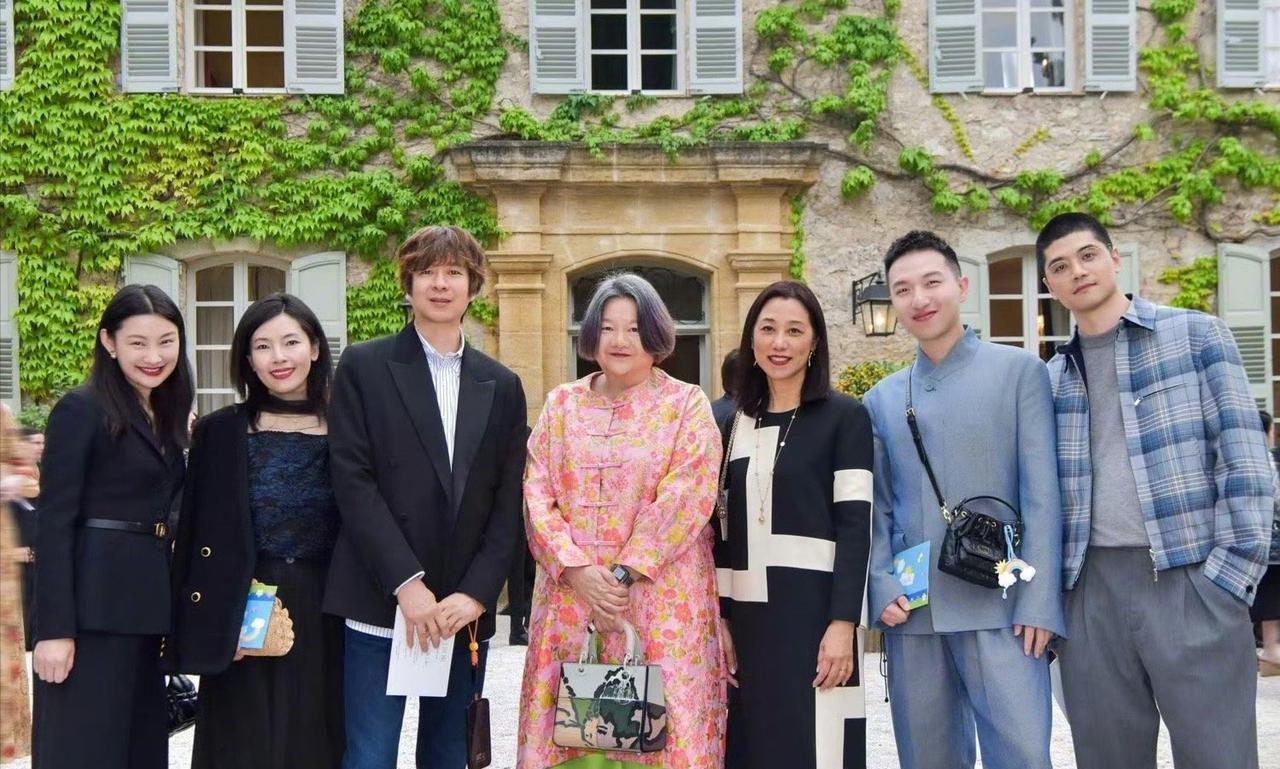 64岁洪晃，这粉绿搭配的服装一般人真驾驭不了！明明没有逆天美貌，还身材臃肿长相普